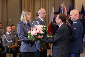 minister Kamiński i komendant Szymczyk gratulują policjantom odznaczonym medalami
