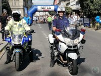 Policjanci na motocyklach zabezpieczają bieg