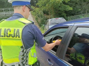 policjant bada kierowcę na zawartość alkoholu w organizmie