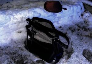 czarna torebka leży na ziemi w śniegu
