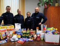 Policjanci z Komendy Powiatowej Policji w Brzegu podczas pakowania produktów do Szlachetnej Paczki