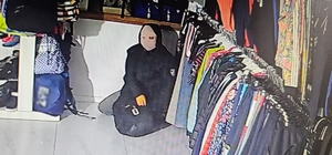 Zdjęcie przestawia zamaskowanego mężczyznę, który włamał się do sklepu sportowego.