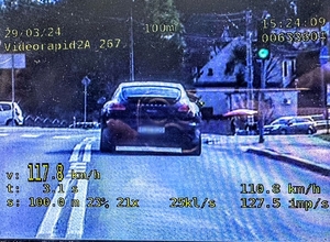 Zdjęcie przedstawia zapis z wideorejestratora pojazdu, który przekroczył prędkość.