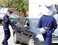 Sierż. Prudek oraz policjantka rozdaje maseczki mieszkańcom Głogówka.