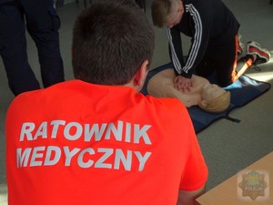 prowadzenie masaży serca przez ucznia szkoły podstawowej