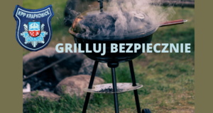 grill, z którego ulatuje dym w lewym górnym rogu logo krapkowickiej Komendy, w środkowej części zdjęcia napis GRILLUJ BEZPIECZNIE