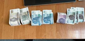 na zdjęciu banknoty polskich pieniądzu lezące na biurku