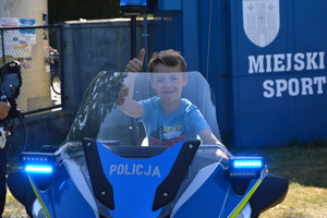 dziecko siedzące na motocyklu policyjnym
