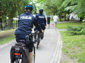 Policjanci na rowerach podczas patrolu