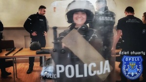 uczennica ubrana w policyjny sprzęt