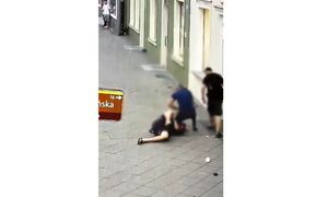 screen z nagrania wideo - policjant obezwładnia agresora