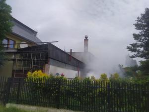 Zdjęcie przedstawia pożar budynku.