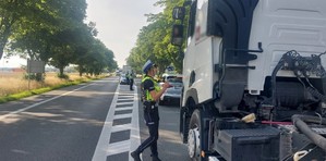 policjantka ruchu drogowego sprawdza trzeźwość kierującemu samochodem ciężarowym