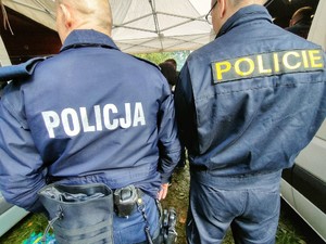 polski i czeski policjant stoją obok siebie odwróceni plecami