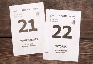 2 kartki z kalendarza obok siebie z datą 21 i 22 stycznia