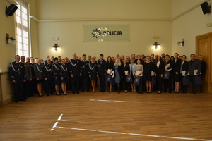 Uroczystość Święta Służby Cywilnej na sali w Komendzie Wojewódzkiej Policji w Opolu,zdjęcie grupowe