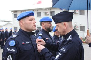 Komendant wręcza odznaczenia policjantom biorącym udział w misji