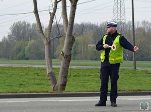 Policjant ruchu drogowego nakazuje kierującemu zatrzymanie się do kontroli drogowej