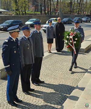 Komendant Wojewódzki Policji w Opolu nadinsp. Jarosław Kaleta wraz ze swoimi zastępcami składa kwiaty