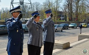 Komendant Wojewódzki Policji w Opolu nadinsp. Jarosław Kaleta wraz ze swoimi zastępcami oddają honory