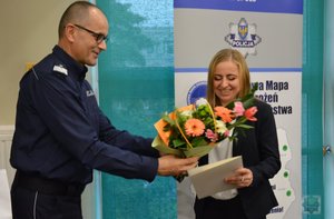 nadisnp. |Jarosław Kaleta wręcza kwiaty nagrodzonej pracownicy banku