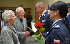 Komendant Kaleta oraz naczelniczka Wydziału Prezydialnego wręczają podziękowania i kwiaty darczyńcom