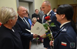 Komendant Kaleta oraz naczelniczka Wydziału Prezydialnego wręczają podziękowania i kwiaty darczyńcom