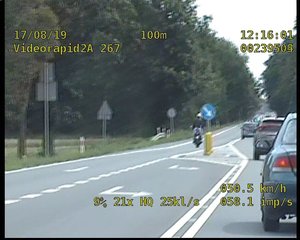 motocyklista w trakcie niebezpiecznych manewrów na drodze