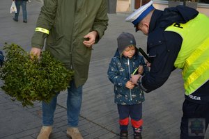 policjanci rozdają odblaski na ulicach Opola i rozmawiają z mieszkańcami o bezpieczeństwie