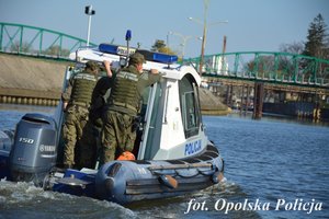 strażnicy rybaccy i policjanci na łodzi